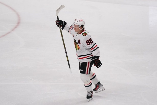Connor Bedard podepsal s Chicago Blackhawks pětileté prodloužení smlouvy